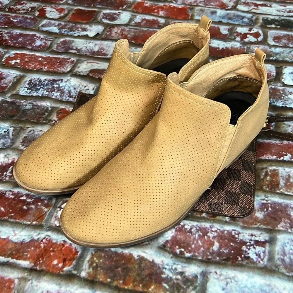 Naturalizer beige textured ankle boots